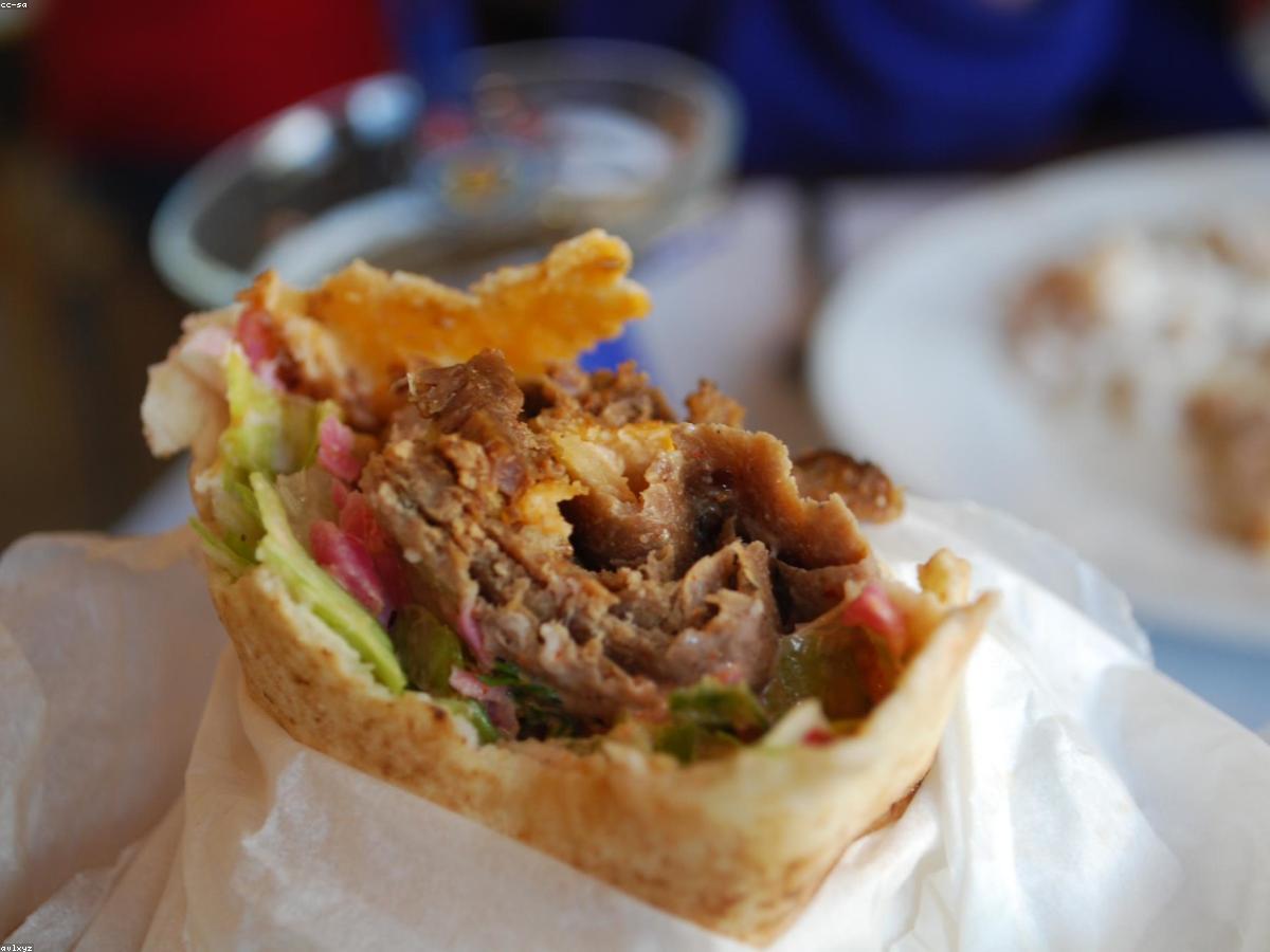 Shawarma i nybakat bröd med vitlökscrème